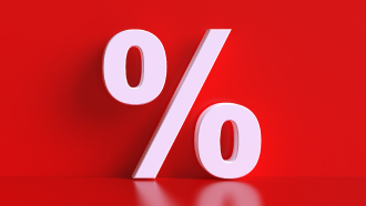 Símbolo de percentagem branco sobre fundo vermelho dos descontos DECO+