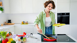 Mulher a usar a placa de indução