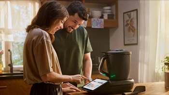 Casal com uma Bimby TM7