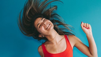 Mulher dança com auriculares sem fio