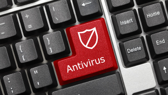 Teclado de computador com a tecla enter vermelha e o símbolo e a inscrição de antivírus